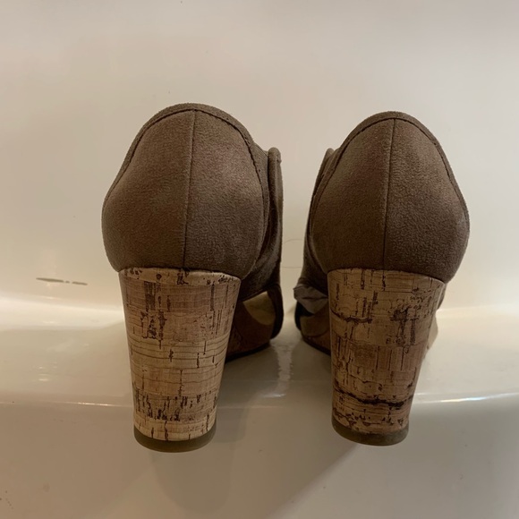 7.5 Life Stride Tan Cutout Wedges - Picture 5 of 7